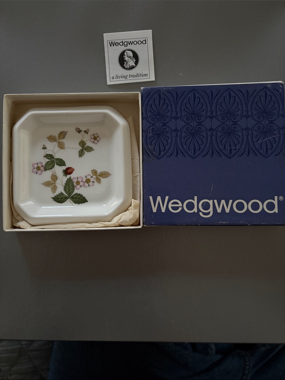 EUC Wedgwood White Wild Strawberry Octagonal Dish bone china made in England